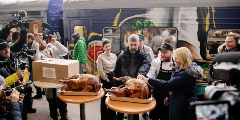 За підтримки Фонду Говарда Баффета. Поїзд-кухня Food Train вирушив у свій перший рейс — в Ізюм